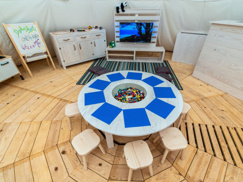 Lichte kinderspeelruimte bij Camping Arena One 99 Glamping in Istrië, Kroatië, met LEGO en houten krukjes.