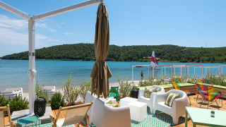 Udendørs loungeområde med moderne møbler og udsigt over havet i Camping Arena One 99 Glamping, Istrien.