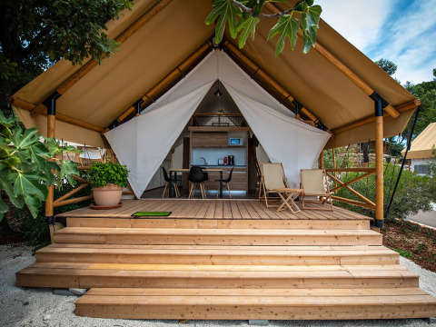 Glamping-telt med træterrasse og moderne indretning på Camping Arena One 99 Glamping i Istrien, Kroatien.