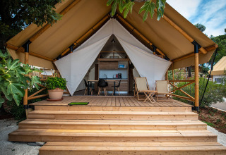 Tenda glamping con terrazza in legno e arredamento moderno a Camping Arena One 99 Glamping in Istria, Croazia.