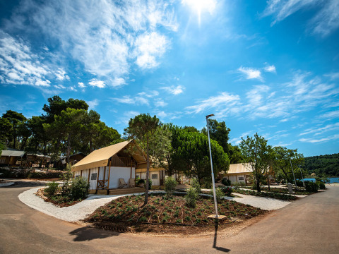 Luxuszeltlager im Camping Arena One 99 Glamping in Istrien, Kroatien, an einem sonnigen Tag mit blauer Himmel.