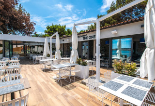 Zona pranzo esterna del ristorante The One al Camping Arena One 99 Glamping nel parco vacanze in Istria, Croazia.