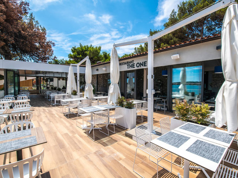 Außenterrasse des Restaurant The One im Camping Arena One 99 Glamping in Istrien, Kroatien bei Sonnenschein.