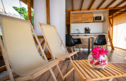 Premium safaritelt med to soveværelser på Arena One 99 Glamping i Kroatien med stole og blomster.