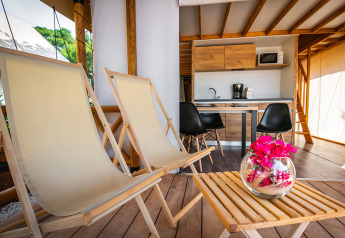 Interno di tenda safari premium con due camere ad Arena One 99 Glamping in Croazia, arredamento moderno.