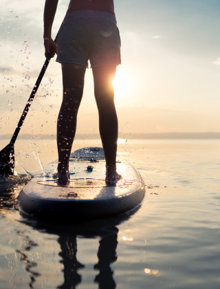 Supboarding bei Sonnenuntergang