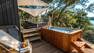 Udendørs spa og terrasse omgivet af skov på Camping Arena One 99 Glamping i Istrien, Kroatien.