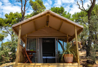Tenda safari Mini Lodge al Camping Arena One 99 Glamping in Croazia con terrazza e arredamento all’aperto.