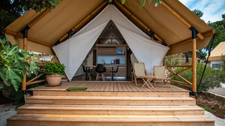 Tenda safari premium a tre camere con terrazza in legno presso Camping Arena One 99 Glamping in Croazia.