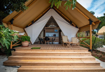 Luxe safaritent met drie slaapkamers en houten terras op Camping Arena One 99 Glamping in Kroatië.