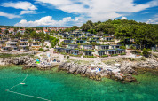 Lungomare Chalet con vista mare spettacolare al Valamar Camping Ježevac in Croazia, vista dall'alto.