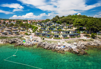 Lungomare Chalet mit spektakulärem Meerblick im Valamar Camping Ježevac in Kroatien aus der Luft gesehen.