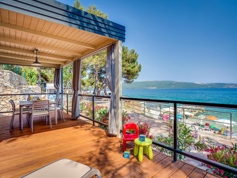 Udsigt fra Lungomare Home-lodge med terrasse, havudsigt, spisebord og børnelegetøj ved stranden.