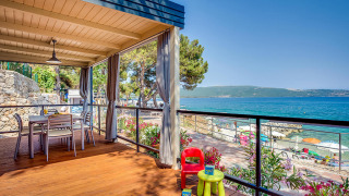 Vista dal Lungomare Home lodge con terrazza, spettacolare vista mare, tavolo e giochi per bambini.