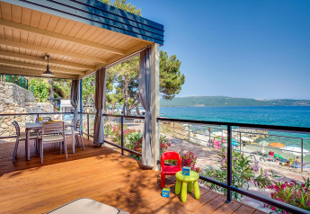 Vista dal Lungomare Home lodge con terrazza, spettacolare vista mare, tavolo e giochi per bambini.