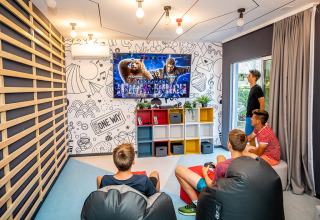 Jugendliche spielen Videospiele in einem modernen Aufenthaltsraum im Valamar Camping Ježevac, Kroatien.