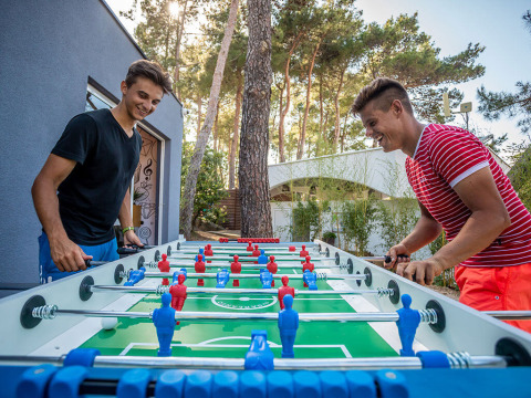 Due giovani giocano a calcetto all'aperto al Valamar Camping Ježevac, Primorje-Gorski Kotar, Croazia.