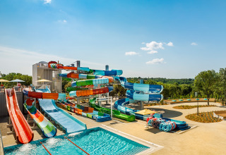 Toboganes de agua y piscina en Valamar Camping Istra, parque vacacional en Istria, Croacia, en un día soleado.