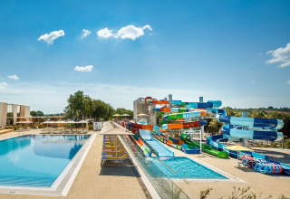 Schwimmbad und bunte Wasserrutschen unter blauem Himmel im Valamar Camping Istra, Istrien, Kroatien.