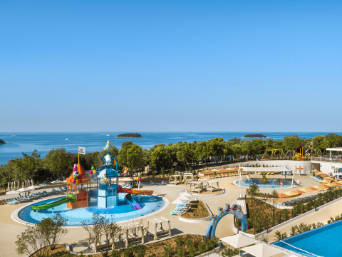 Blick auf den Valamar Camping Istra Ferienpark mit Wasserrutschen, Pools und Meerblick in Istrien, Kroatien.