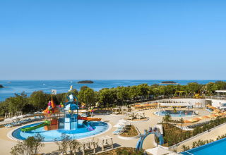 Zicht op Valamar Camping Istra vakantiepark met waterglijbanen, zwembaden en zee in Istrië, Kroatië.