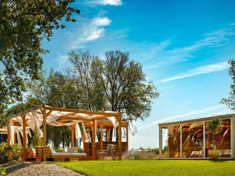 Außenlounge mit Holzpergola und modernem Glaspavillon im Valamar Camping Istra, Istrien, Kroatien.