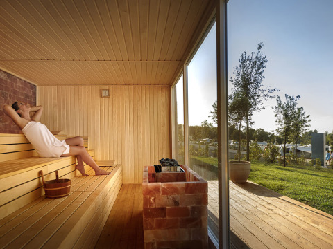 Sauna acogedora con vista panorámica al aire libre en Valamar Camping Istra, Istria, Croacia.