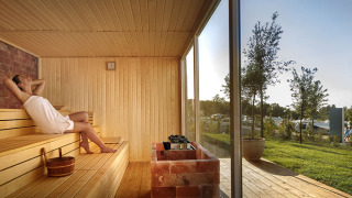 Sauna acogedora con vista panorámica al aire libre en Valamar Camping Istra, Istria, Croacia.