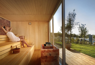 Sauna acogedora con vista panorámica al aire libre en Valamar Camping Istra, Istria, Croacia.