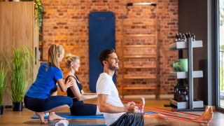 Personas practicando ejercicios de fisioterapia con bandas elásticas en el gimnasio de Valamar Camping Istra, Croacia.