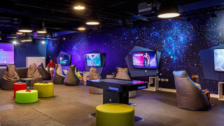 Zona de juegos con pufs y pantallas grandes en Valamar Camping Istra, parque vacacional de Istria, Croacia.