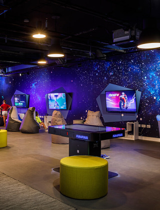 Gamezaal met zitzakken en grote schermen in Valamar Camping Istra, een vakantiepark in Istrië, Kroatië.