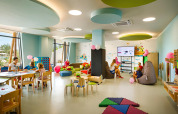 Kinder spielen und basteln in einem hellen Spielzimmer im Valamar Camping Istra Ferienpark in Istrien, Kroatien.