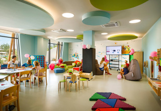 Des enfants jouent et font des activités dans une salle de jeux lumineuse au Valamar Camping Istra en Istrie, Croatie.