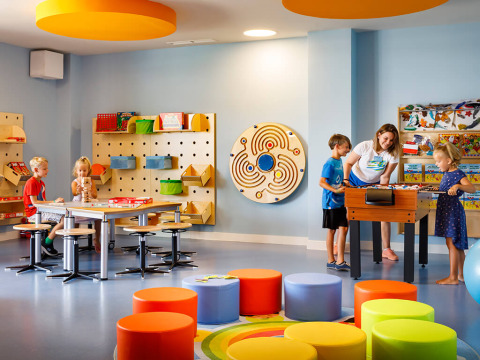 Salle de jeux pour enfants lumineuse avec sièges colorés et jeux, à Valamar Camping Istra en Croatie.