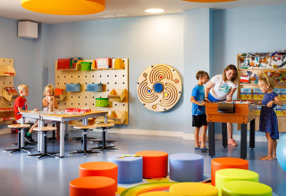 Speelkamer voor kinderen met kleurrijke taboeretten in Valamar Camping Istra, Istrië, Kroatië.