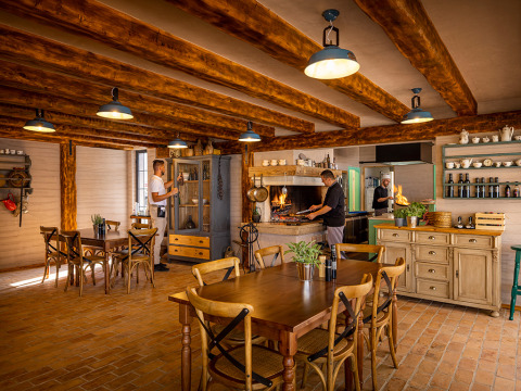 Cocina rústica y comedor con vigas de madera y personal en Valamar Camping Istra, Istria, Croacia.