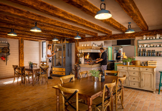 Rustieke keuken en eetruimte met houten balken en personeel bij Valamar Camping Istra in Kroatië.