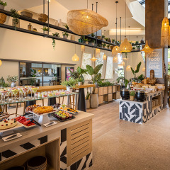 Zona de buffet moderna en Valamar Camping Istra, Croacia, decorada con estilo y llena de platos deliciosos.