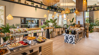 Zona de buffet moderna en Valamar Camping Istra, Croacia, decorada con estilo y llena de platos deliciosos.