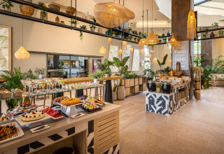 Area buffet moderna a Valamar Camping Istra, Croazia, decorata con stile e ricca di piatti deliziosi.