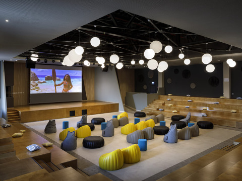 Moderne bioscoopzaal met zitzakken en scherm bij Valamar Camping Istra, vakantiepark in Istrië, Kroatië.