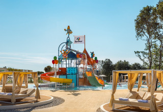 Wasserpark mit bunten Rutschen und Liegebetten bei Valamar Camping Istra in Istrien, Kroatien.