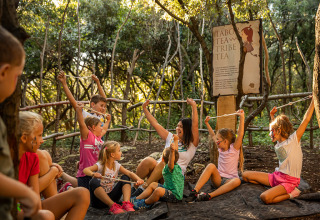 Kinderen doen samen groepsactiviteiten in het bos bij Valamar Camping Istra in Istrië, Kroatië.