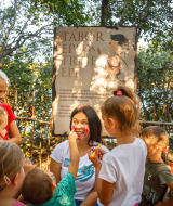 Kinderen schminken elkaars gezicht tijdens een buitenactiviteit bij Valamar Camping Istra, Istrië, Kroatië.