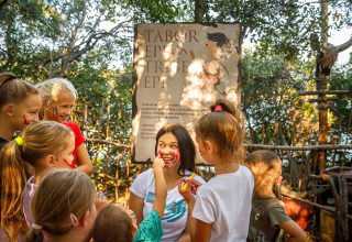 Kinderen schilderen elkaars gezicht bij een buitenactiviteit in Valamar Camping Istra, Istrië, Kroatië.