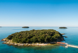 Eine malerische Insel im klaren Wasser bei Valamar Camping Istra Ferienpark in Istrien, Kroatien.
