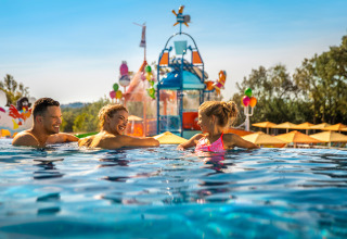 Gezin ontspant in het zwembad van Valamar Camping Istra vakantiepark in Istrië, Kroatië, met waterspeeltuin.
