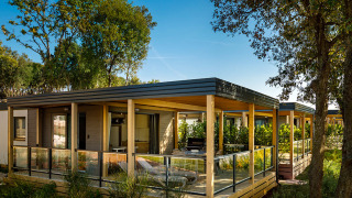 Moderne Marina Suite lodge bij Valamar Camping Istra in Kroatië, omgeven door bomen en rustgevende terrassen.