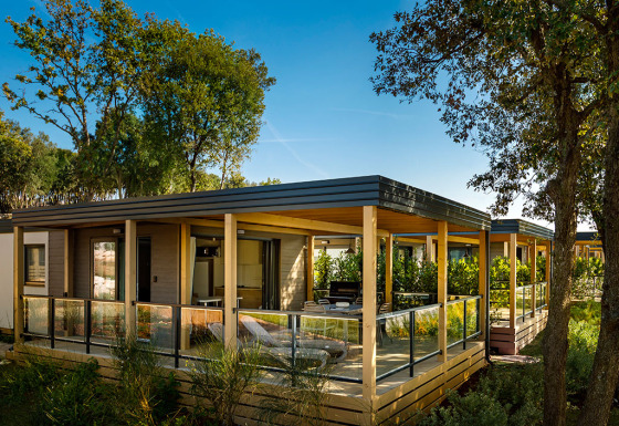 Moderne Marina Suite lodge bij Valamar Camping Istra in Kroatië, omgeven door bomen en rustgevende terrassen.
